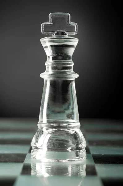 ガラスのチェスの王 — ストック写真