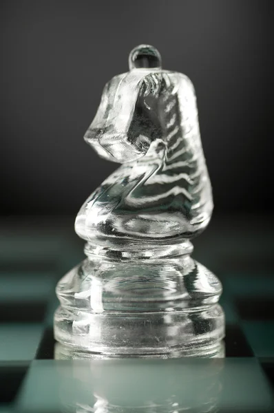 玻璃国际象棋骑士 — 图库照片