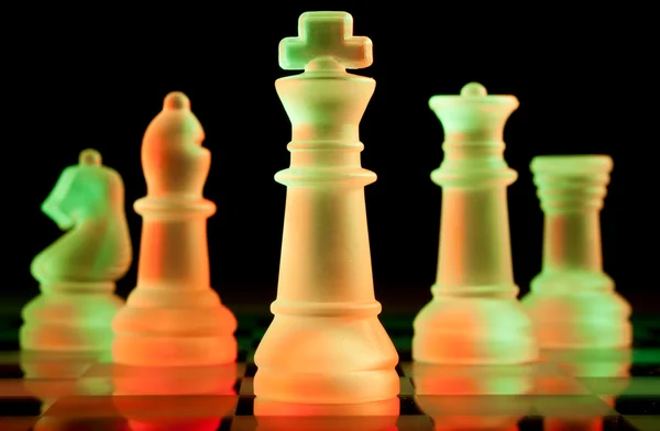 Pièces d'échecs en verre rouge et vert — Photo