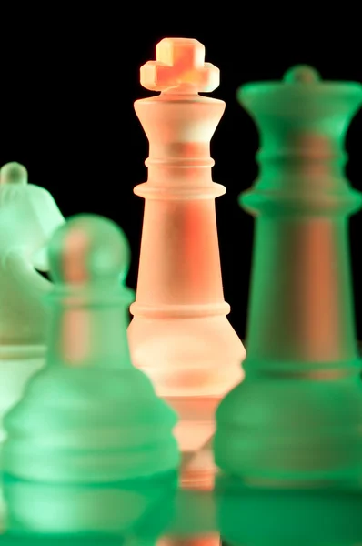 Červené a zelené sklo šachové figurky — Stock fotografie