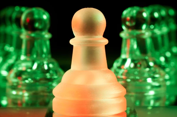 Kırmızı ve yeşil cam satranç taşları — Stok fotoğraf