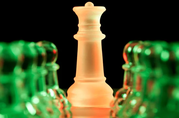 Červené a zelené sklo šachové figurky — Stock fotografie