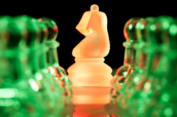 Kırmızı ve yeşil cam satranç taşları — Stok fotoğraf