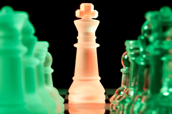 Peças de xadrez de vidro vermelho e verde — Fotografia de Stock