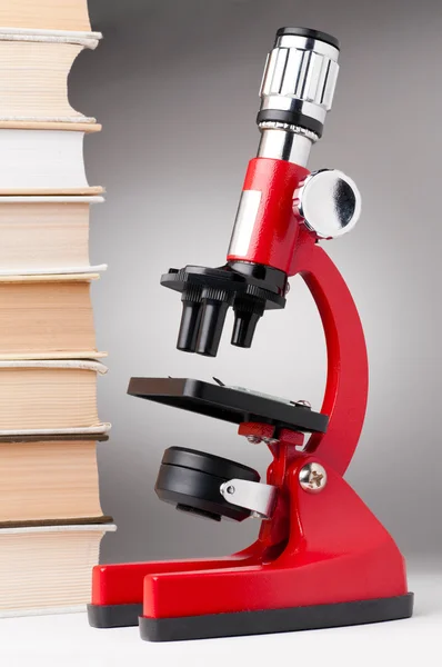 Livros e microscópio — Fotografia de Stock