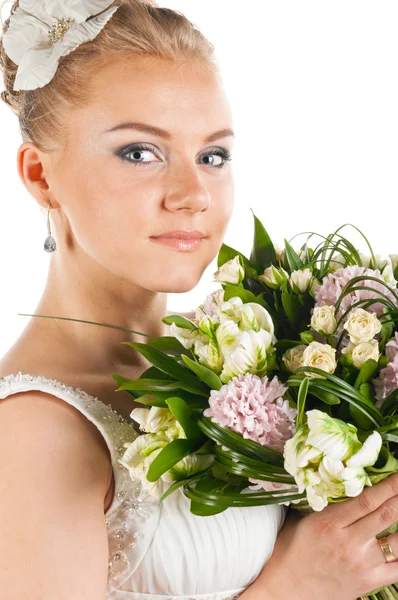 Szczęśliwa panna młoda z kwiatami — Zdjęcie stockowe