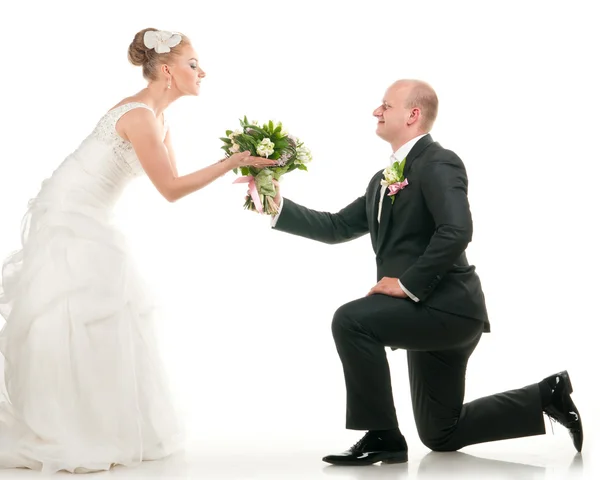 Svatební pár drží svatební kytice — Stock fotografie