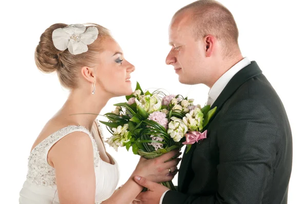 Hochzeitspaar hält Brautstrauß — Stockfoto