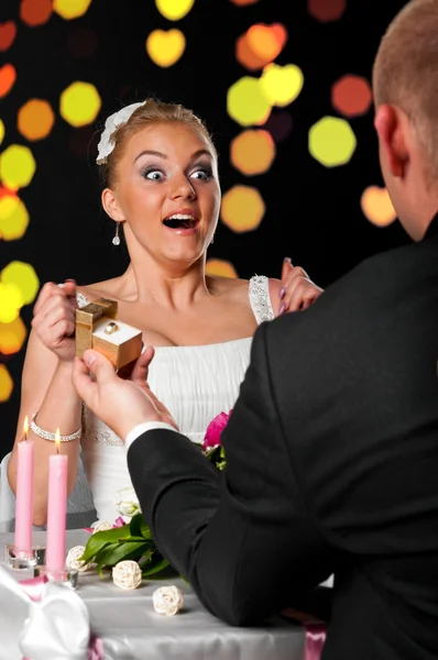 Nevěsta a ženich v kavárně — Stock fotografie