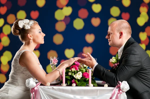 Menyasszony és a vőlegény kávézóban — Stock Fotó