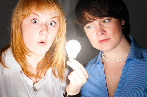 Kvinnor med lampa — Stockfoto