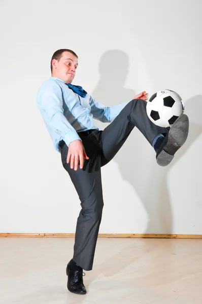 Επιχειρηματίας παίζει ποδόσφαιρο — Φωτογραφία Αρχείου