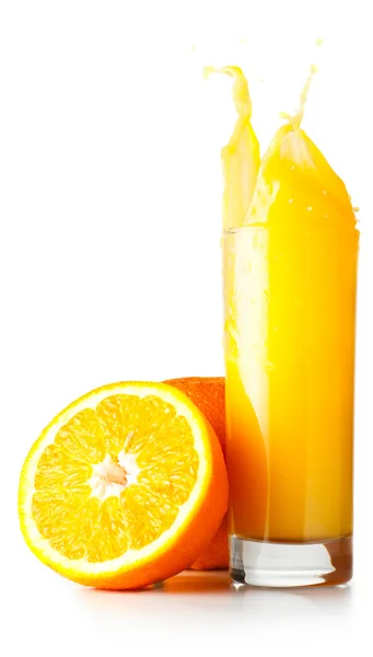 Apelsinjuice är spalsing i glas — Stockfoto