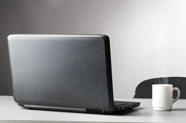 Laptop met witte kop — Stockfoto