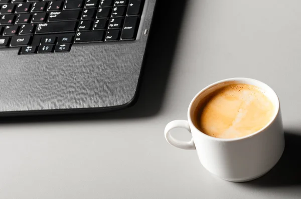 Přenosný počítač s šálkem kávy — Stock fotografie