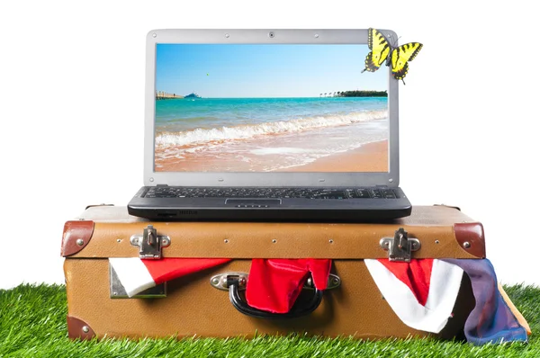 Ноутбук на чемодан — стокове фото