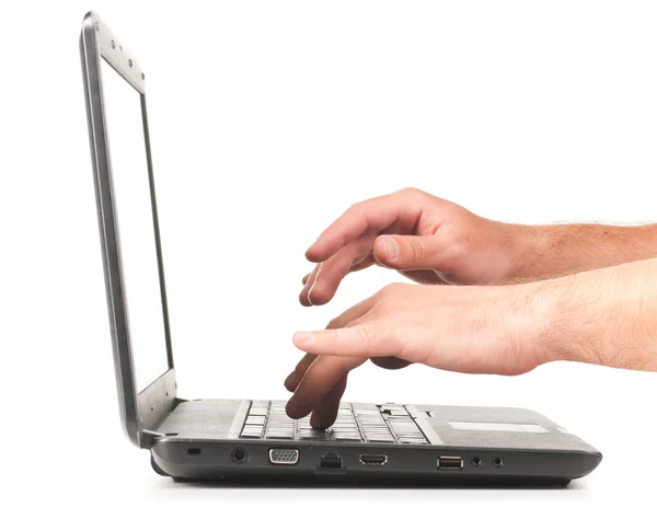 Handen werken op laptop — Stockfoto