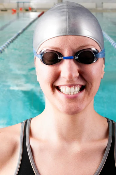 Χαμογελαστή γυναίκα κολυμβητής — Φωτογραφία Αρχείου