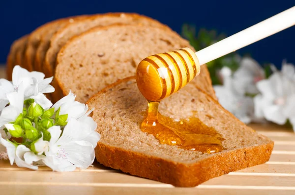 Miel sobre pan —  Fotos de Stock
