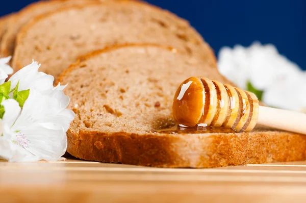 パンに蜂蜜します。 — ストック写真