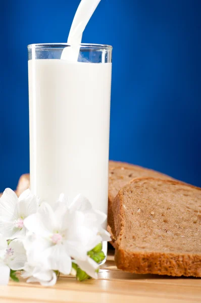 Il latte scorre — Foto Stock