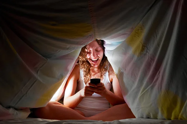 Chatování v posteli — Stock fotografie