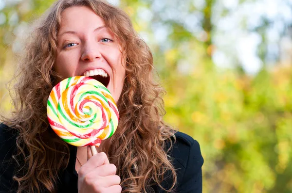 Comer una piruleta grande — Foto de Stock