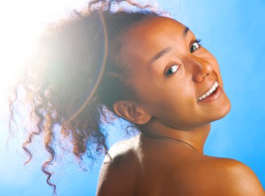 Melez kadın gökyüzü arka plan üzerinde