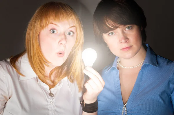 两个商业妇女与灯泡 — 图库照片