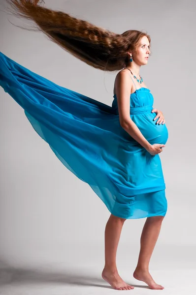 Mulher grávida com vestido voador — Fotografia de Stock