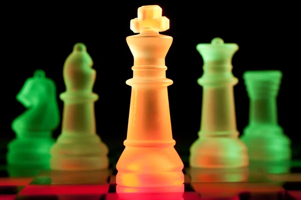 Rood en groen glas schaakstukken — Stockfoto