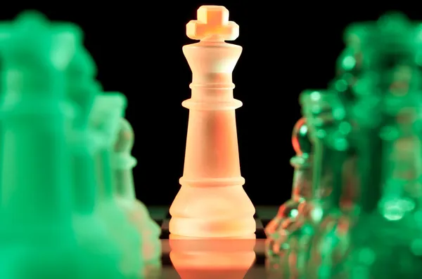 Mångfärgade schackpjäser i mörkret — Stockfoto