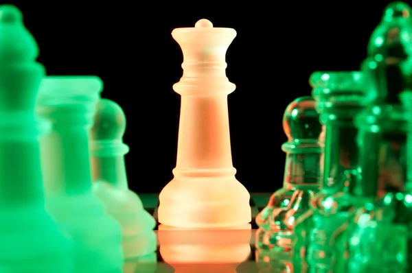 Veelkleurige schaakstukken in donker — Stockfoto