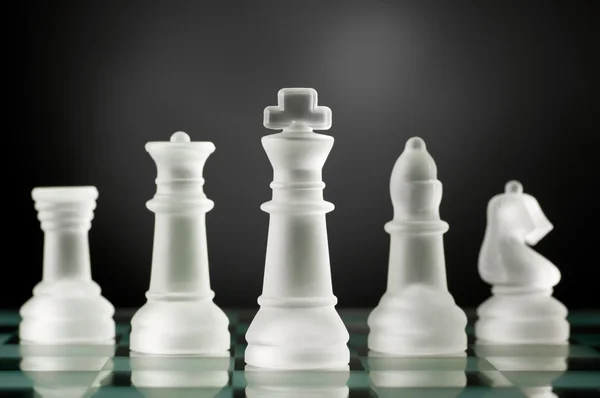Glas schaakstukken in donker — Stockfoto