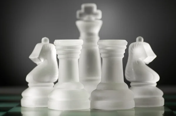 Piezas de ajedrez de vidrio en oscuridad —  Fotos de Stock