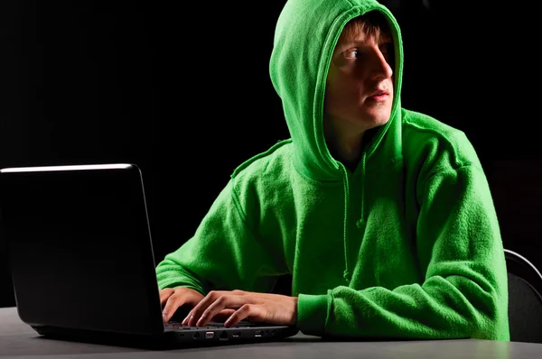 Молодой хакер — стоковое фото