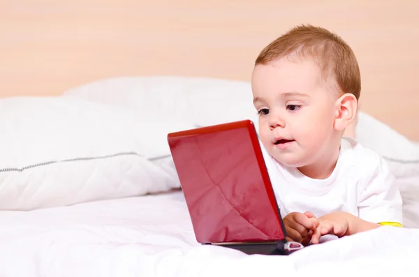 Chłopiec czerwony laptop — Zdjęcie stockowe