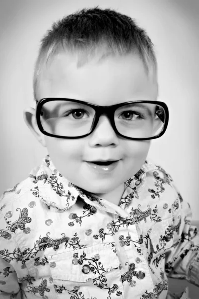 Garçon avec des lunettes — Photo