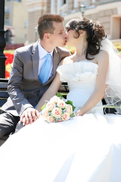 A noiva e o noivo — Fotografia de Stock