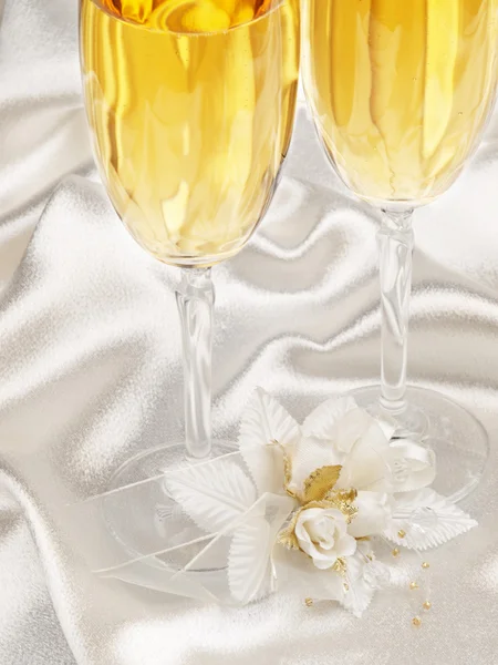Due bicchieri con champagne e decorazione wedding — Foto Stock