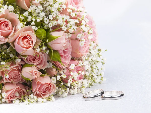 Bukiet róż i wesela pierścienie — Zdjęcie stockowe