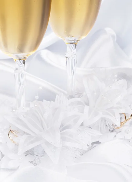 两个眼镜与香槟和婚礼装饰 — 图库照片