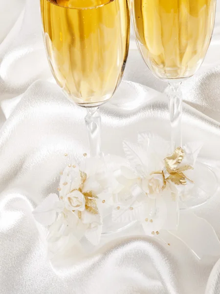 Twee glazen met champagne en bruiloft decoratie —  Fotos de Stock