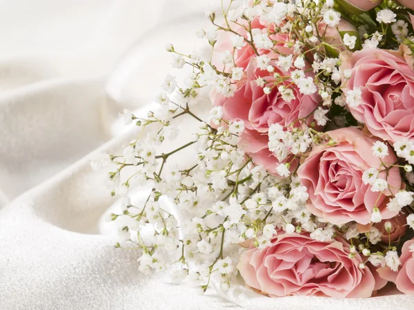 背景白絹に美しい花束 — ストック写真