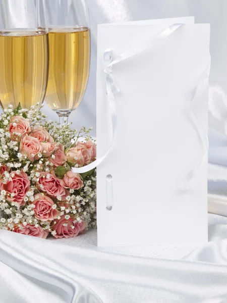 グラス シャンパン、花束で白い絹 — ストック写真
