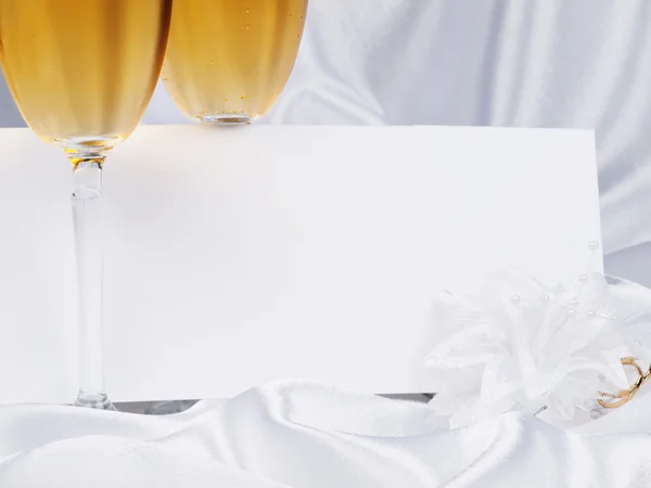 Cartão branco, flor na lapela do casamento — Fotografia de Stock