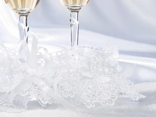 Glazen met champagne en bruids Kousenband — Stockfoto