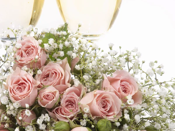 Deux verres à champagne et un bouquet de roses — Photo