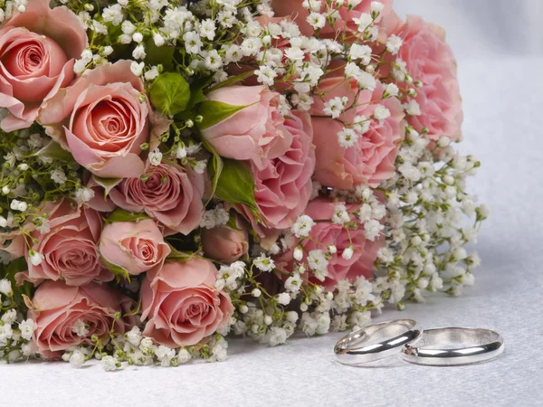 Bouquet roses and weddings rings — Stock Photo, Image