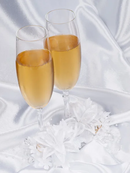 Occhiali con giarrettiera da sposa e champagne — Foto Stock